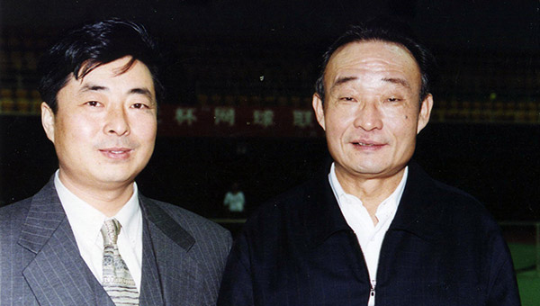 時(shí)任人大常委會(huì )委員長(cháng)，中央政治局委員常委、國務(wù)院副總理吳邦國親切接見(jiàn)通光集團黨委書(shū)記張強