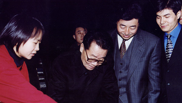 時(shí)任中央政治局常委、全國政協(xié)主席李瑞環(huán)親切接見(jiàn)通光集團黨委書(shū)記張強
